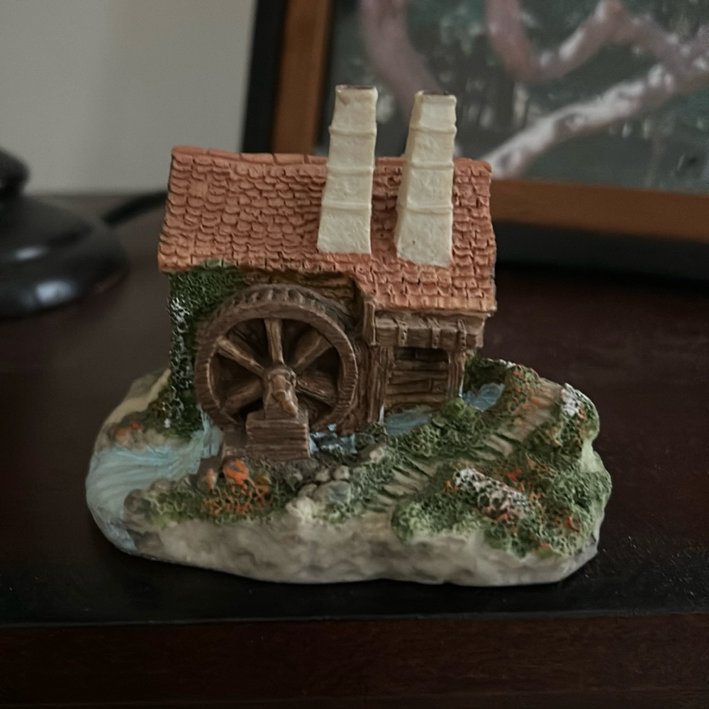 Lilliput Lane Watermill collectible cottage figurine.